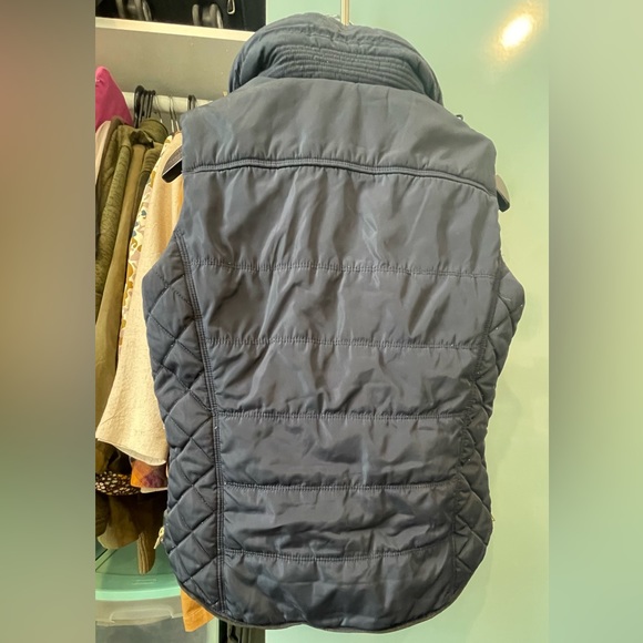 { Old Khaki } ladies puffer jacket with packable hood. - Picture 8 of 9
